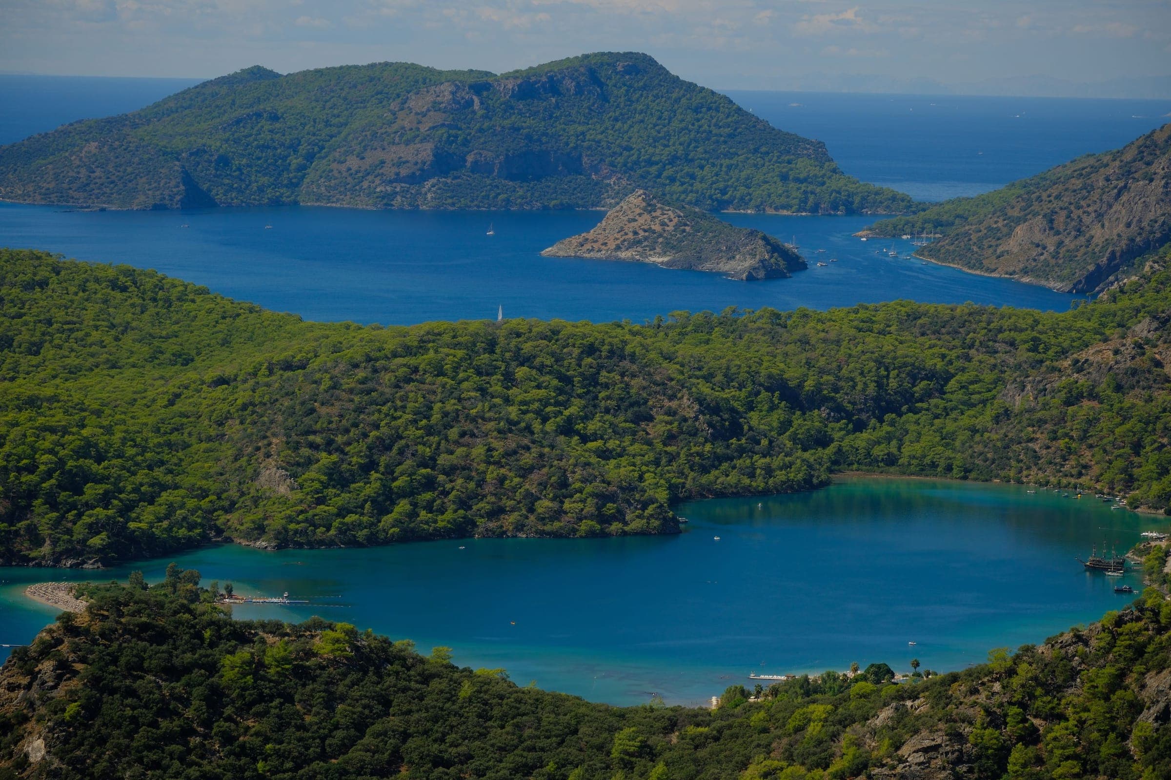 Yukarıdan Ölüdeniz’in mavi lagünü ve çevresindeki çam ormanı